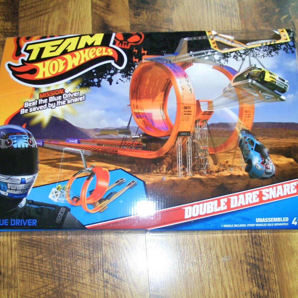 Hot Wheels Double Dare Snare Car and Track Set